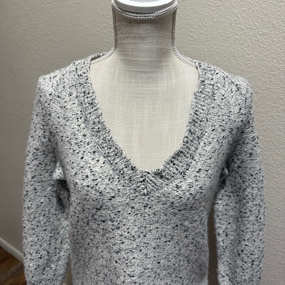 Banana Republic Marled V-Neck Tunic Sweater - Size Medium - Picture 2 of 16